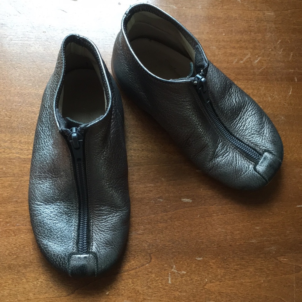 Flora and Henri by Pepe zip up ankle shoes